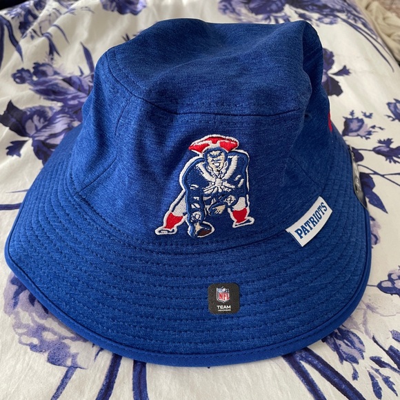 Men's New Era Heather Royal New England Patriots Bucket Hat - Picture 4 of 7